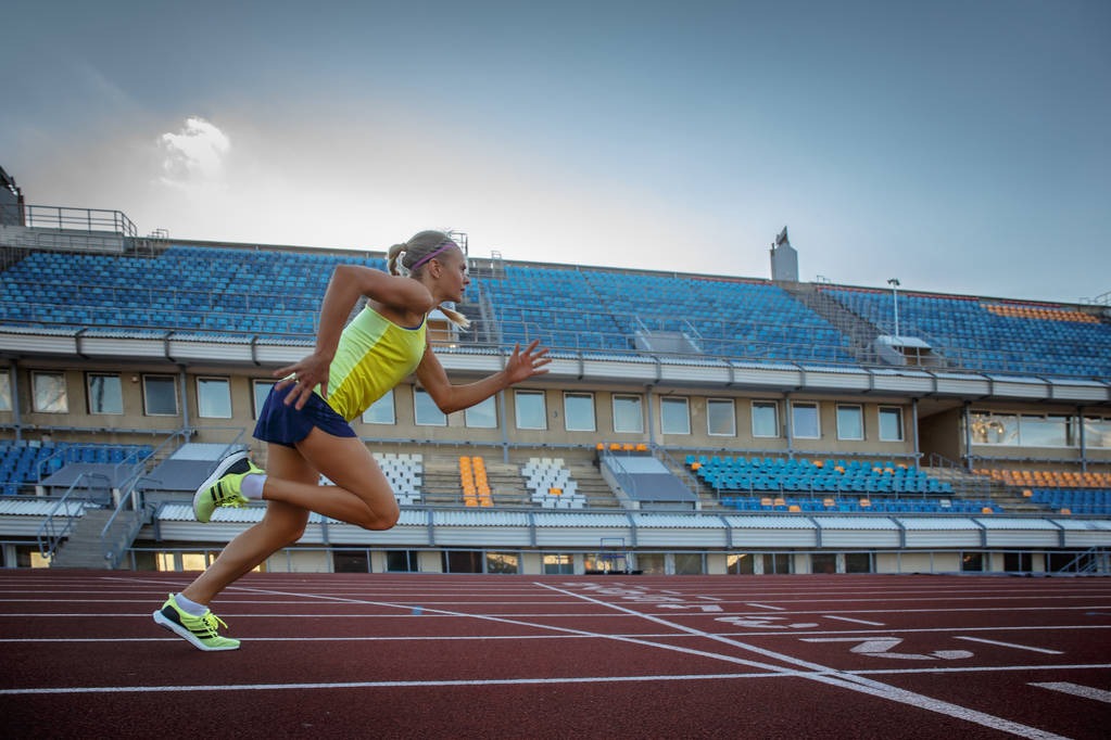 巴特勒坐在替补席为助理教练画战术